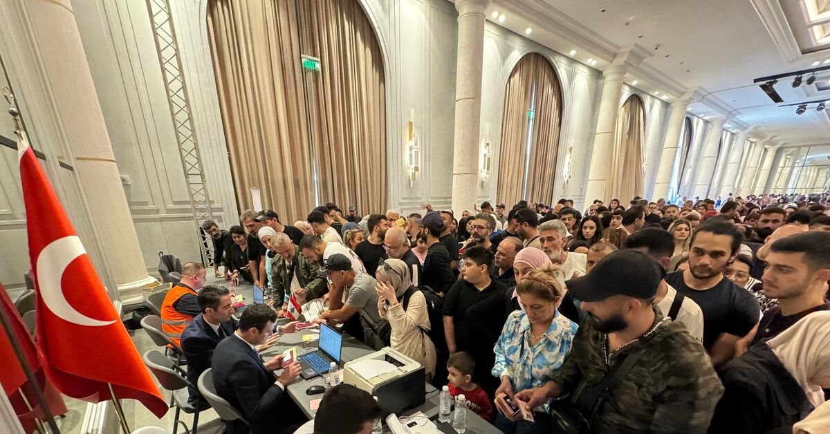 Bombalar altındaki Beyrut’ta Türk savaş gemileri: Tahliye operasyonu başladı